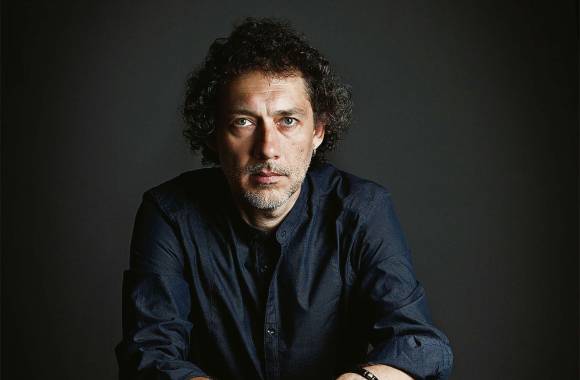 De koffer van barokgitarist Adrián Rodríguez Van der Spoel