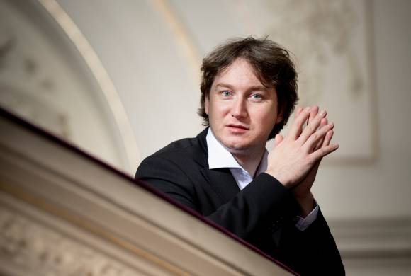 Dirigent Maxim Emelyanychev: ‘Ik leerde eerder muzieknoten dan woorden’
