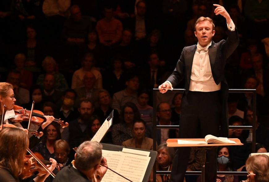 Harding leidt Elgar en Dvořák bij het Concertgebouworkest