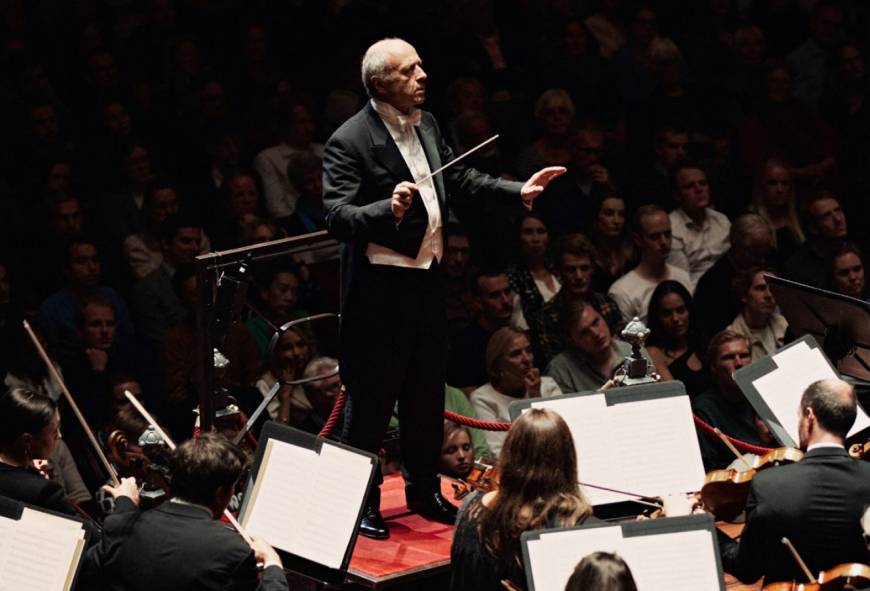 Iván Fischer leidt het Concertgebouworkest in Dvořák, Smetana en Bernstein