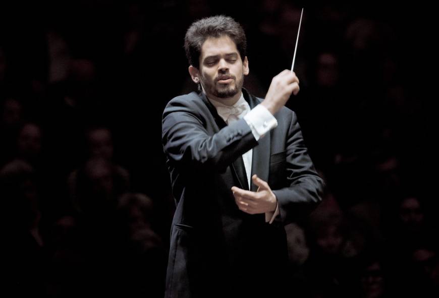 Lahav Shani speelt én dirigeert: Sjostakovitsj, Richard Strauss en Dukas