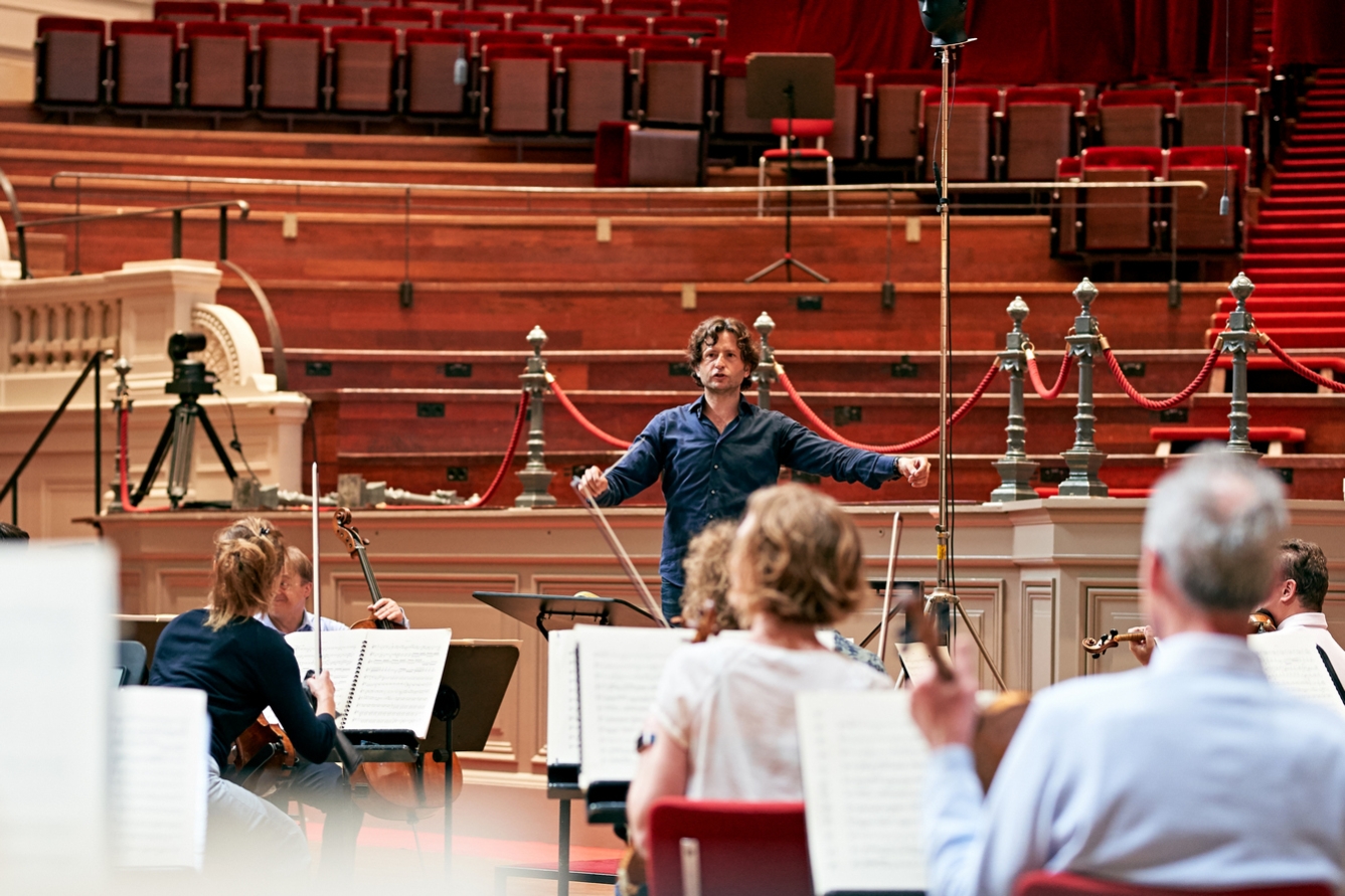 Dirigent Gustavo Gimeno: ‘Ik ben afhankelijk van gezelligheid’