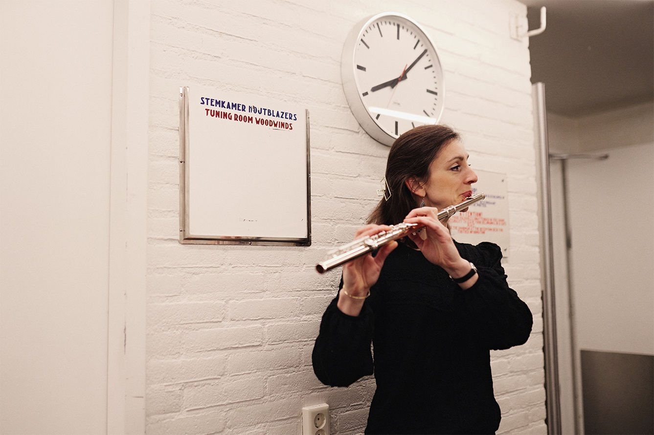 Fluitiste Julie Moulin: ‘Met sigarettenvloeitjes haal ik vocht onder de kleppen weg’