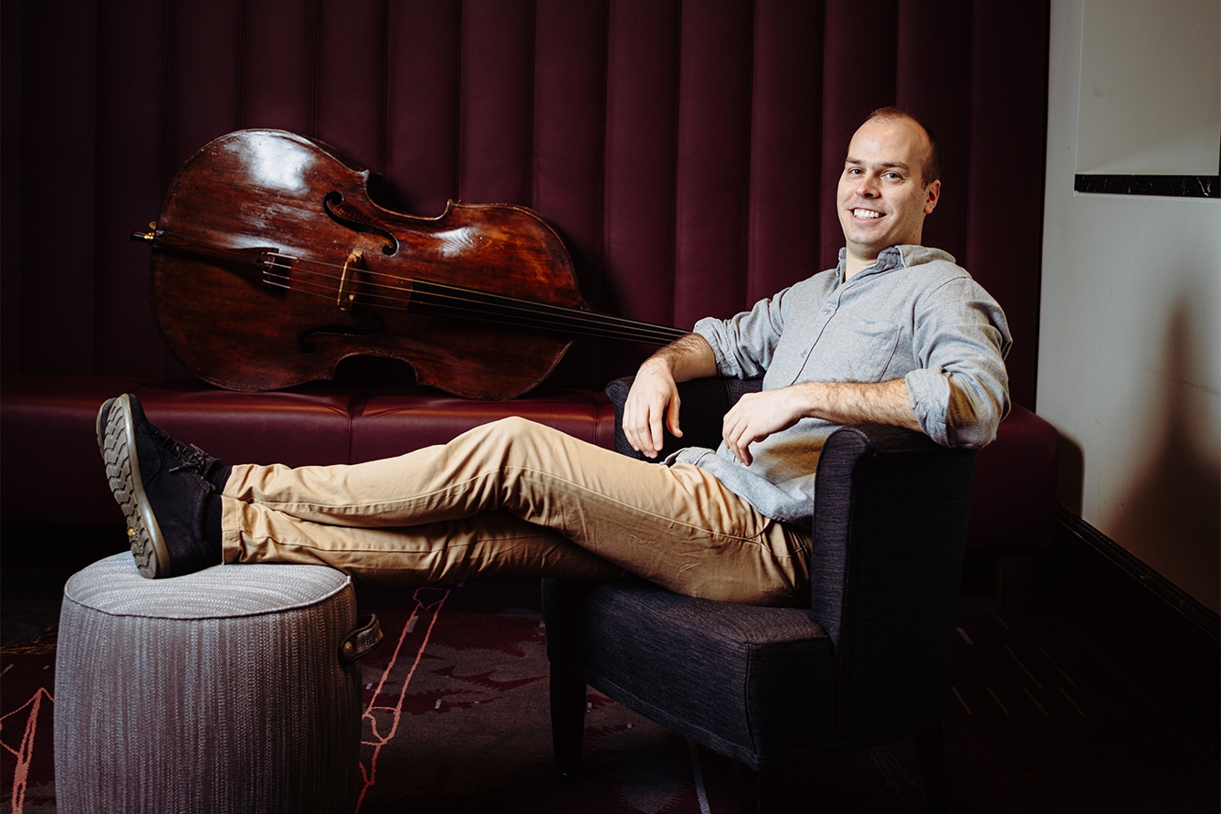 Contrabassist Théotime Voisin: ‘Mijn bas groeide letterlijk met me mee’