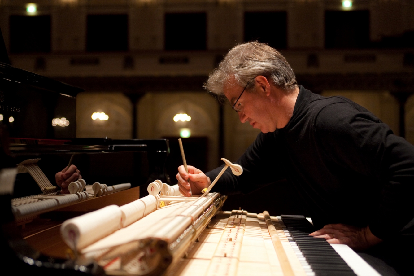 Hiernaar luistert pianostemmer Michel Brandjes