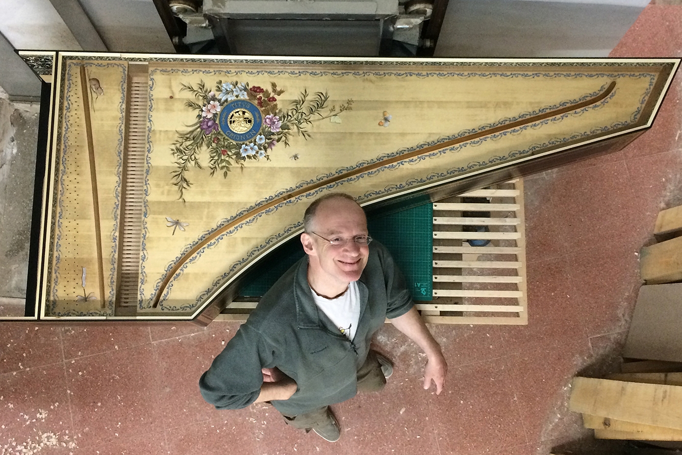 Zo luistert een klavecimbelbouwer