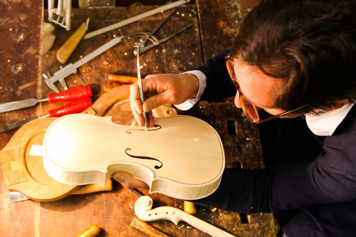 Hoe luistert een vioolbouwer?