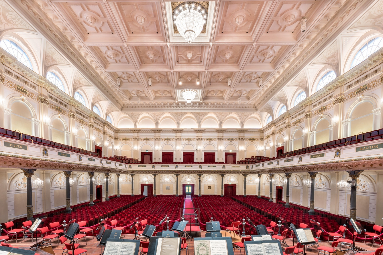 Dit zijn de 17 componisten aan de balkons in de Grote Zaal
