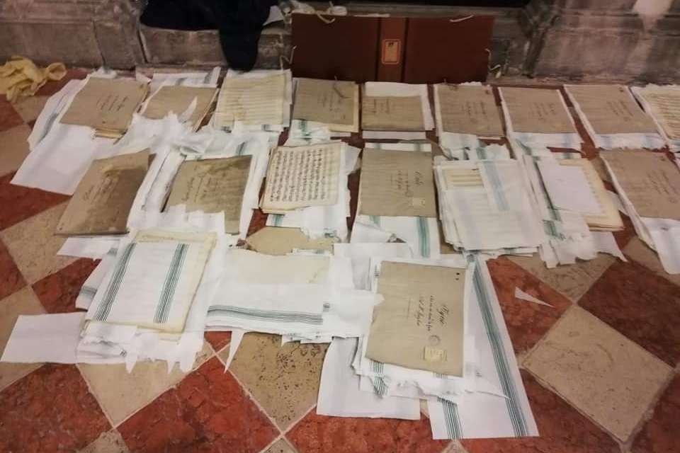Opera vermist (6): de kisten gaan open