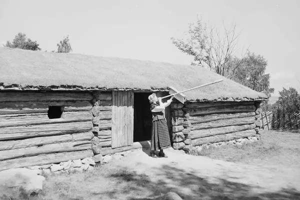 Een melkmeisje blaast op een lur, Noorwegen 1959