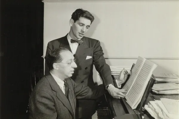 Aaron Copland (zittend) en Leonard Bernstein rond 1940;  door Victor Kraft, courtesy Library of Congress, Music Division