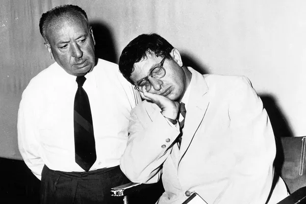 Alfred Hitchcock en een slapende Bernard Hermann