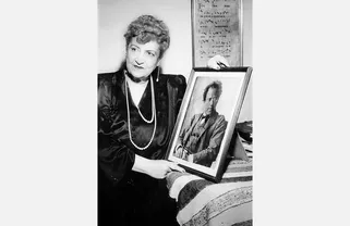 Alma Mahler met een portret van Gustav Mahler