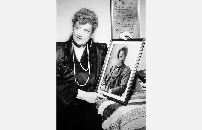 Alma Mahler met een portret van Gustav Mahler