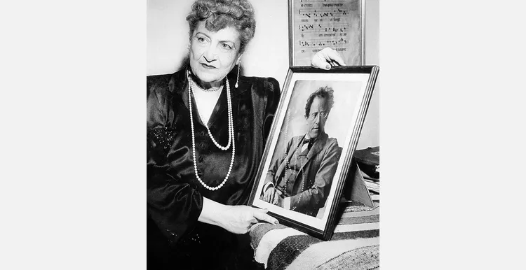 Alma Mahler met een portret van Gustav Mahler