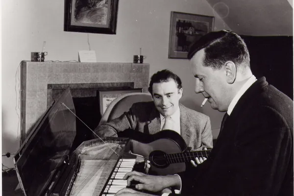 Malcolm Arnold (r) met Julian Bream