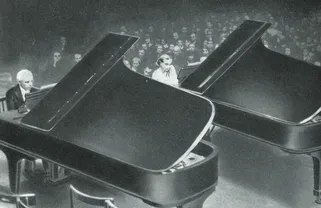 Béla Bartók en zijn vrouw Ditta geven een concert in Boedapest, 1939