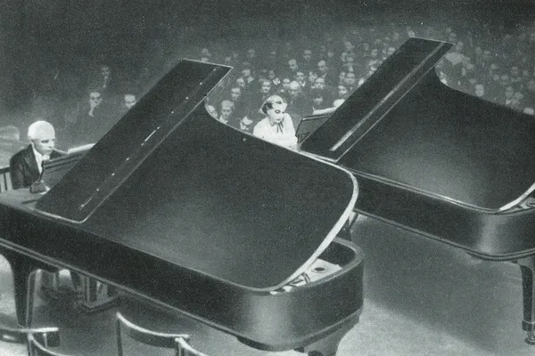 Béla Bartók en zijn vrouw Ditta geven een concert in Boedapest, 1939
