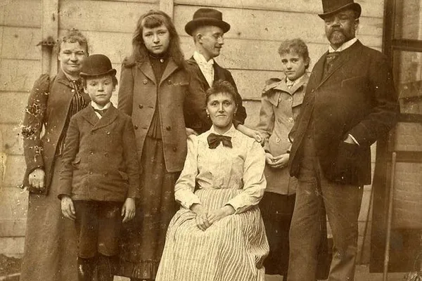 Antonín Dvořák met zijn gezin en vrienden op de binnenplaats van zijn New Yorkse huis, ca. 1893
