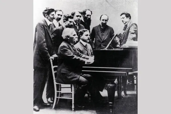 Gabriel Fauré aan de piano, bij de Société Musicale Indépendante in Parijs