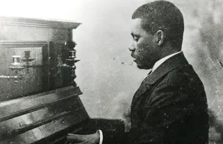 Johannes Nicolaas Helstone aan de piano