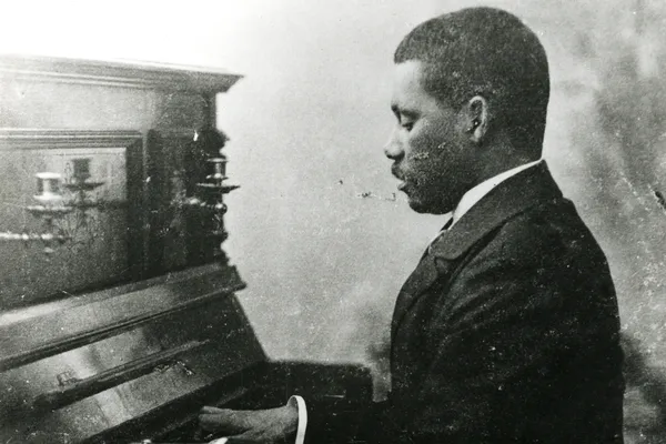 Johannes Nicolaas Helstone aan de piano