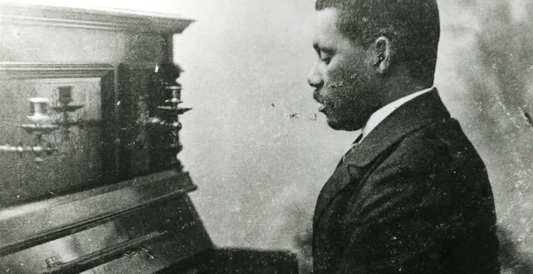 Johannes Nicolaas Helstone aan de piano