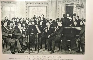 Het Ysaÿe-kwartet speelt op 29 december 1893 de première van Debussy’s Strijkkwartet in Salle Pleyel; de componist zit aan de piano