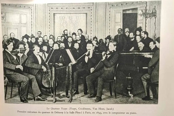 Het Ysaÿe-kwartet speelt op 29 december 1893 de première van Debussy’s Strijkkwartet in Salle Pleyel; de componist zit aan de piano