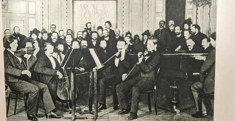 Het Ysaÿe-kwartet speelt op 29 december 1893 de première van Debussy’s Strijkkwartet in Salle Pleyel; de componist zit aan de piano