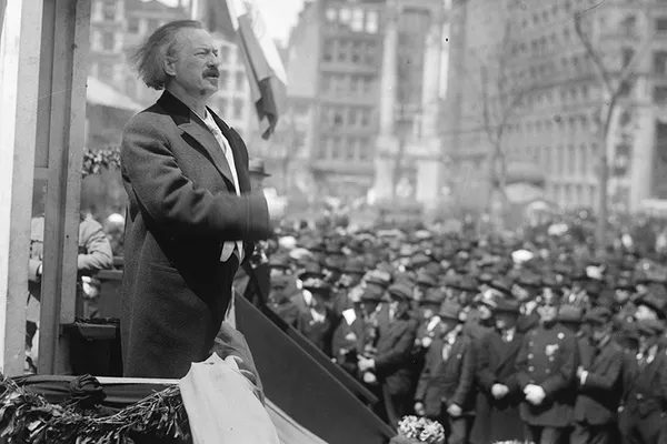 Ignacy Jan Paderewski houdt een speech tijdens een politieke bijeenkomst