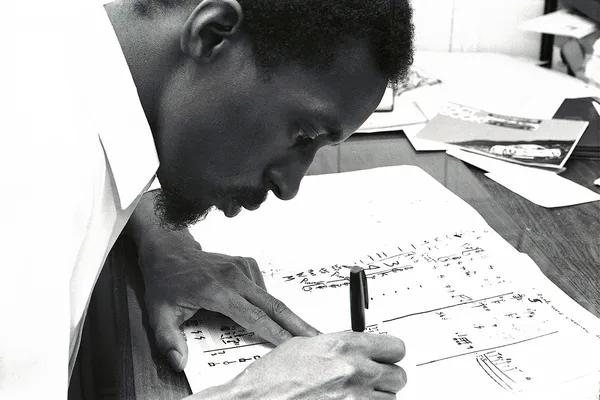 Julius Eastman aan het componeren; foto door Donald Burkhardt, circa 1969