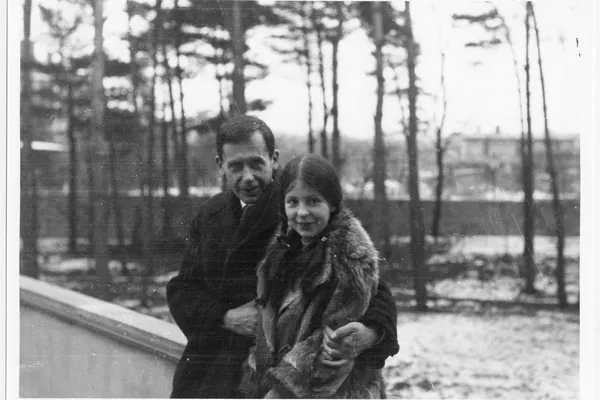 Walter Gropius met zijn dochter Manon in Dessau