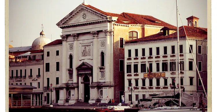 Ospedale della Pièta (rechts, nu een hotel-restaurant) en de Chiesa Santa Maria della Pièta (links)