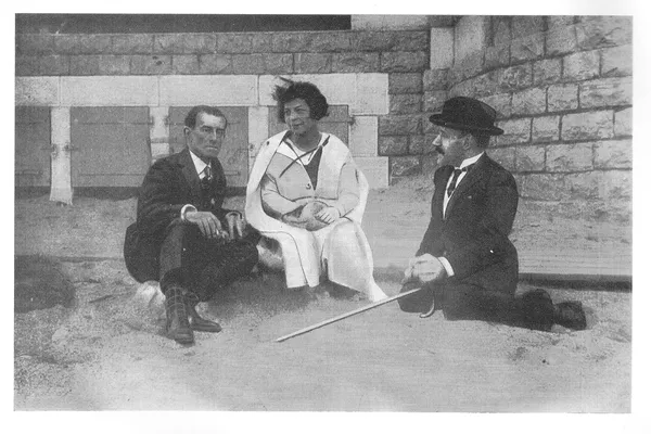 Vlnr. Maurice Ravel, violiste Hélène Jourdan-Morhange en pianist Ricardo Viñes in Saint-Jean de Luz, 1923