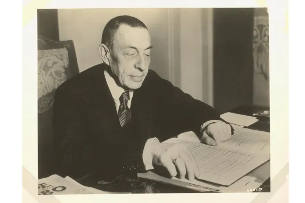 Serge Rachmaninoff in zijn werkkamer in Villa Senar in Zwitserland