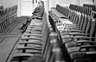 Dmitri Sjostakovitsj in de grote hal van het conservatorium in Moskou