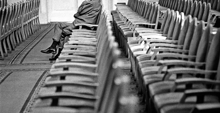 Dmitri Sjostakovitsj in de grote hal van het conservatorium in Moskou