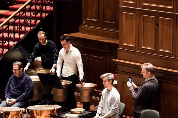 De slagwerksectie van het Koninklijk Concertgebouworkest tijdens