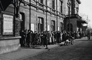 Wachtrij voor Het Concertgebouw, 1947; door Wim Loopuit