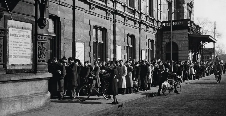 Wachtrij voor Het Concertgebouw, 1947; door Wim Loopuit